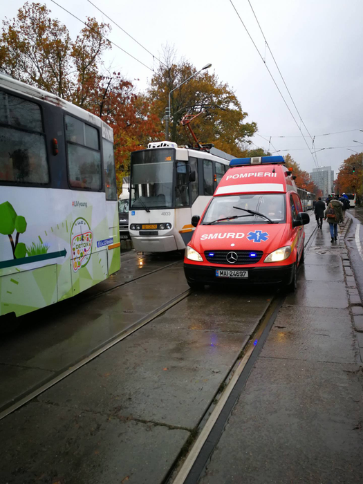 Accident în Capitală! Un tramvai a intrat în plin într-o maşină