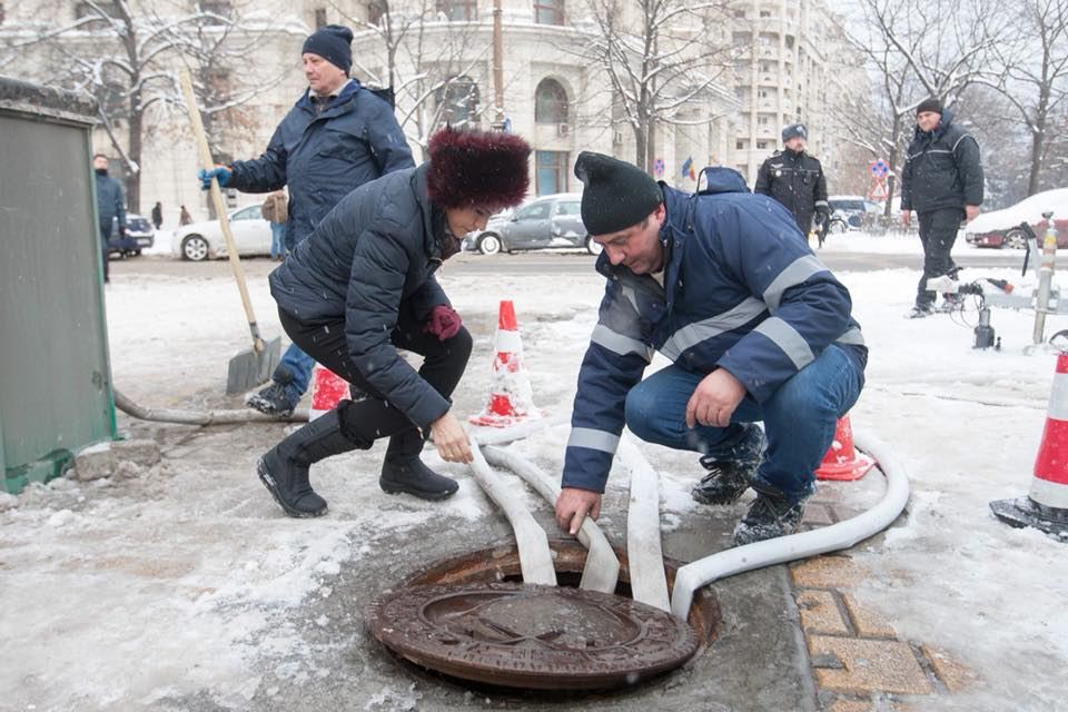 Gabriela Firea, pusă la zid din cauza căciulii pe care o purta! Primarul general a făcut precizări: ”Este cumpărată de la tarabă, aveau și…”
