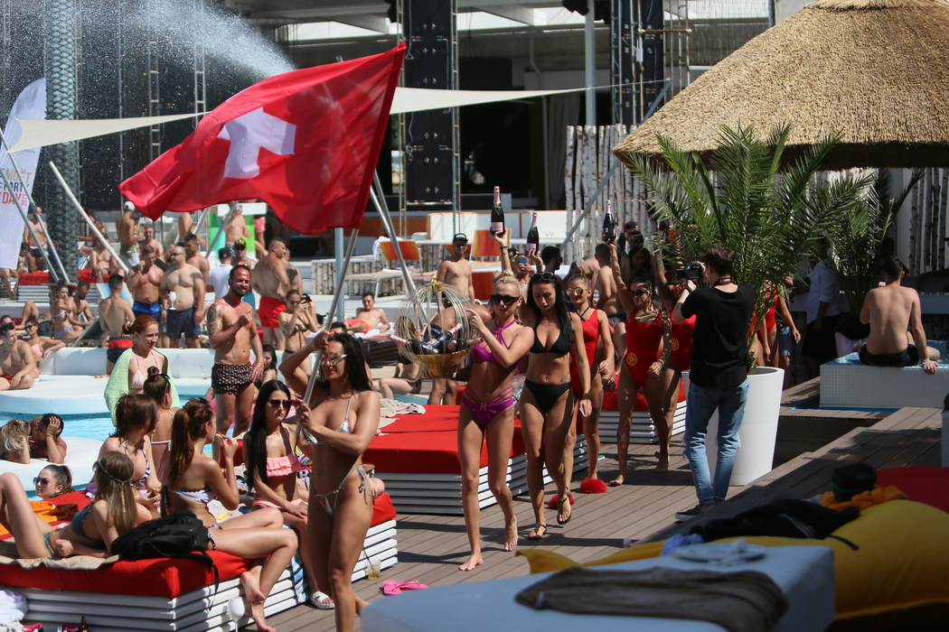 Fetele din Player Club Bucharest sunt selectate cu foarte mare grijă
