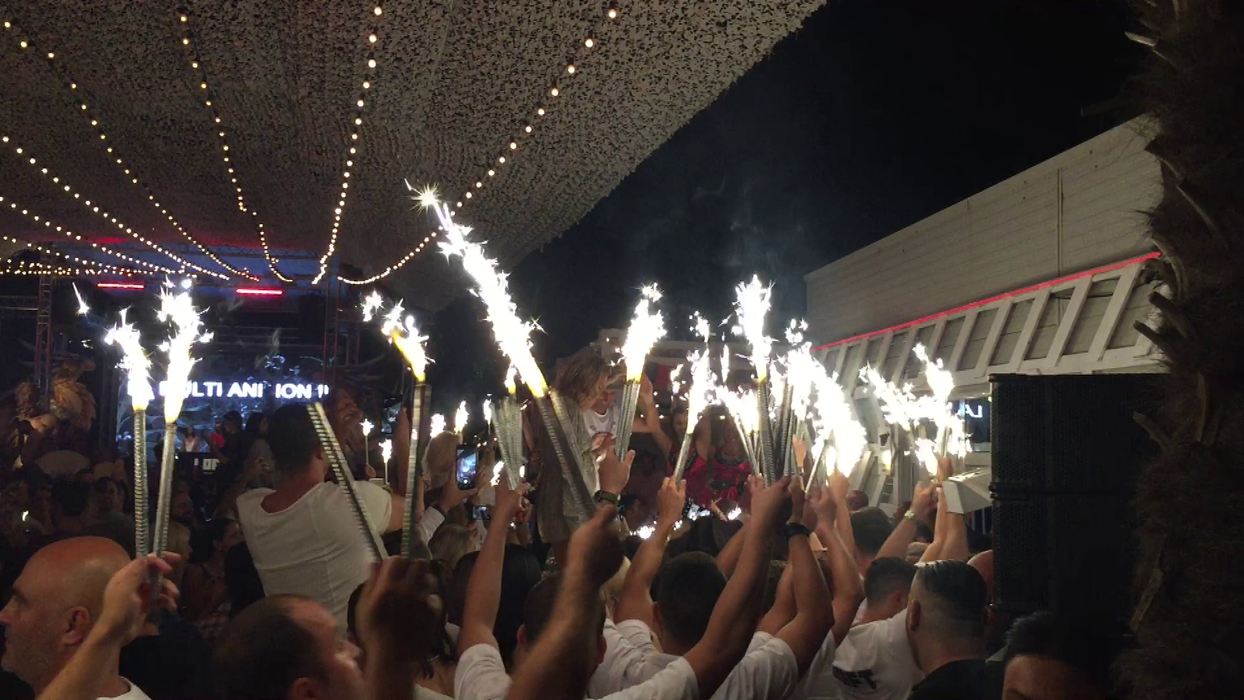Imagini nemaivăzute cu cea mai mare coloană de artificii
