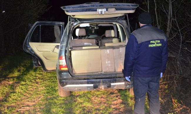 Ce au găsit polițiștii într-o mașină abandonată într-o pădure din Botoșani. Au avut un șoc când au deschis portbagajul. Ce au văzut