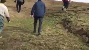 Acest fenomen straniu a strânit panică printre localnicii unei comune din Galaţi. Pământul a început să se surpe, iar apoi...