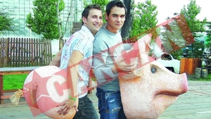 Razvan si Dani vor sari in Dambovita, calare pe porc
