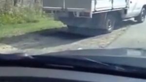 Au INGHETAT de SPAIMA! Cu ce s-au trezit doi barbati pe parbrizul MASINII, in timp ce mergeau pe sosea!