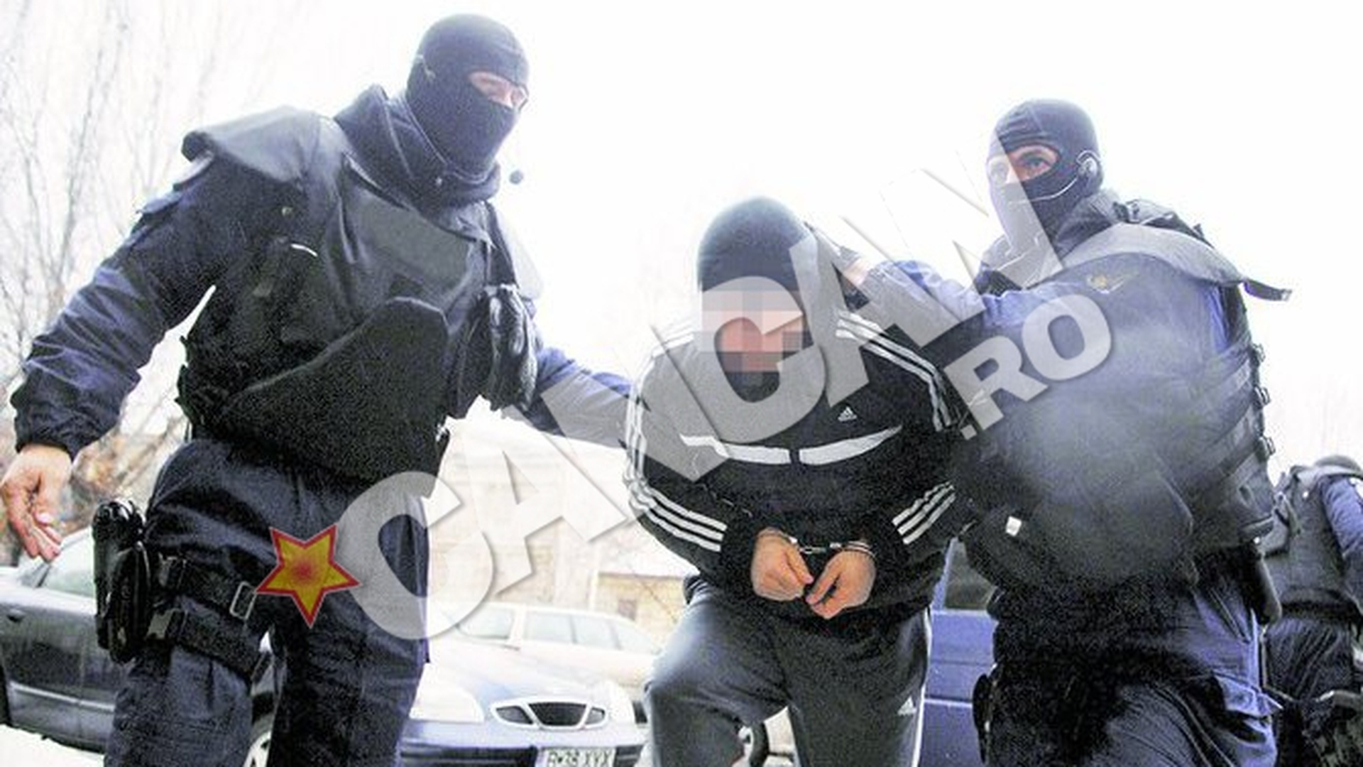 Politistii si procurorii au descins peste unul dintre cele mai temute clanuri. Caranii, saltati de mascati