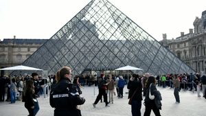 Au fost arestați 2 suspecți în cazul jafului de la Muzeul Luvru. Unul dintre ei încerca să fugă în Algeria