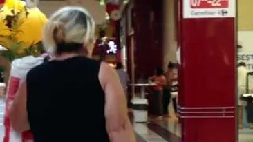 Romania, te iubesc! O pensionara si-a cumparat un LCD urias din supermarket si il duce acasa cu un carucior de piata - Video demential cu ea tragand de televizor