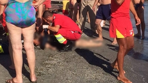 FOTO! Clipe de coşmar pe o plajă din Mamaia! O femeie a fost la un pas de moarte după ce a intrat în mare