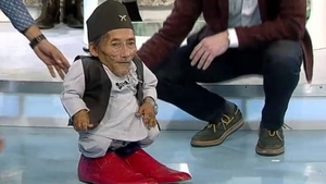 Cum arata cel mai scund om din lume langa Roxana Ciuhulescu: "Te rog sa nu te uiti sub fusta mea"