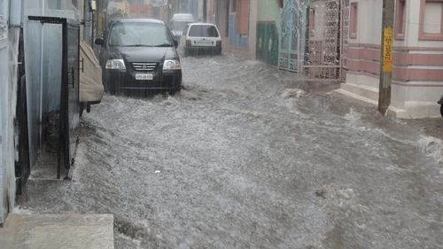 Circulaţie rutieră oprită sau îngreunată pe mai multe drumuri naţionale, în urma ploilor puternice. Care sunt zonele afectate și ce vești au meteorologii