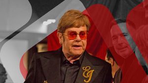 Panică pe scenă! Toți au crezut că Elton John a fost asasinat după ce s-a prăbușit într-o baltă de sânge