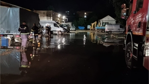 Noapte albă în Dâmbovița. Furtuna a făcut ravagii. Mașini blocate în apă, copaci și stâlpi puși la pământ, inundații în goapodării