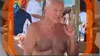 „Don” Bittman (64 de ani), la bustul gol, a făcut un șpriț corespunzător în Mamaia. Companie selectă și discuții la nivel înalt, direct de pe șezlong