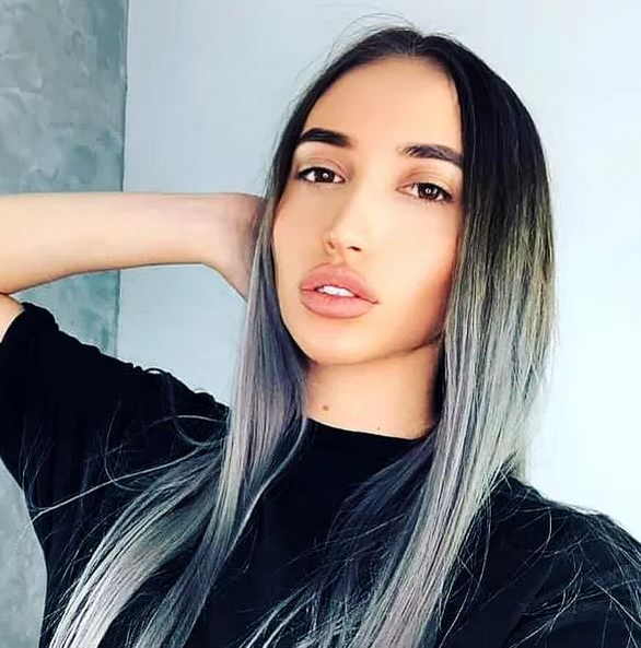 Ce bombă-sexy e sora lui Tavi Popescu! „Bunăciunea” nu ratează niciun meci al FCSB-ului | GALERIE FOTO
