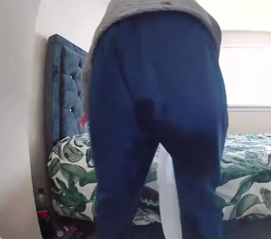 Ireal ce a observat această tănără, în imaginile surprinse de camere de supraveghere. Pe cine a văzut dormind în patul ei din dormitor