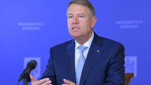 Klaus Iohannis îi liniștește pe vârstnici: „ Staţi liniștiți, nu vine nimeni să vă ia de acasa să vă ducă în carantină”