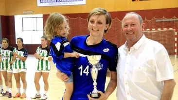 Imagini înduioșătoare! O handbalistă din România și-a alăptat bebelușul în pauza meciului