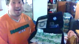 VIDEO Cel mai "proaspat" cocalar de pe net! Danseaza cu o geanta plina de euro pe hitul verii "Danza kuduro" pentru toti dusmanii vazuti si nevazuti