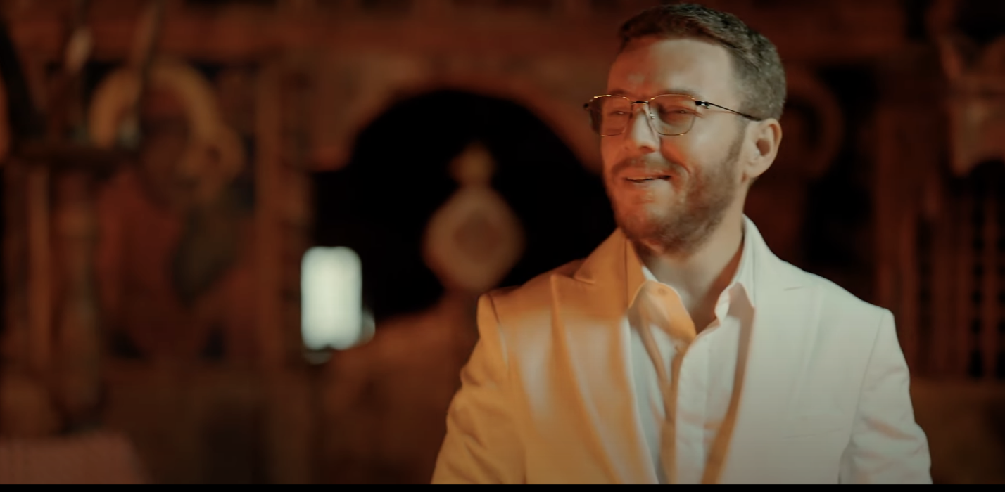 Scandal monstru cu Florin Cercel! A filmat un videoclip în curtea unei biserici și…