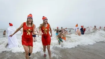 Imaginile care au făcut înconjurul planetei! 52 de mii de oameni s-au aruncat în apele îngheţate ale Mării Nordului pe 1 ianuarie