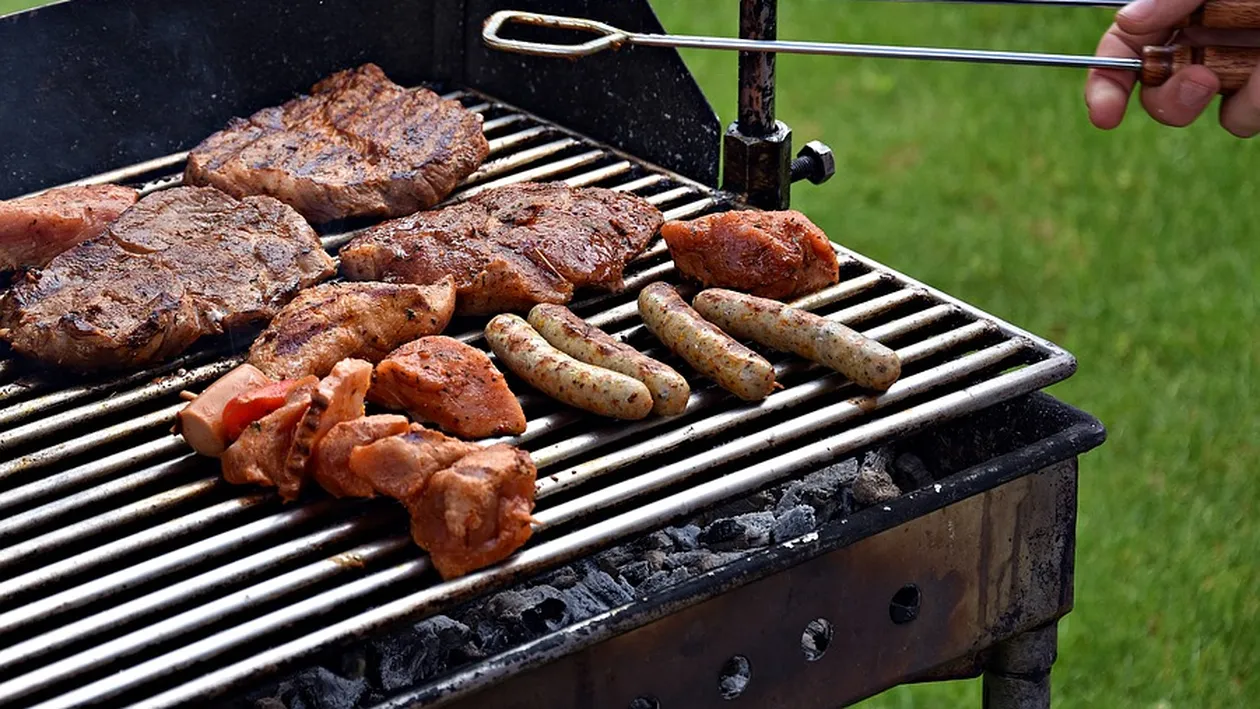 Secretul unui grătar perfect! Trucul pe care trebuie să-l faci înainte de a pune carnea pe foc o va face delicioasă