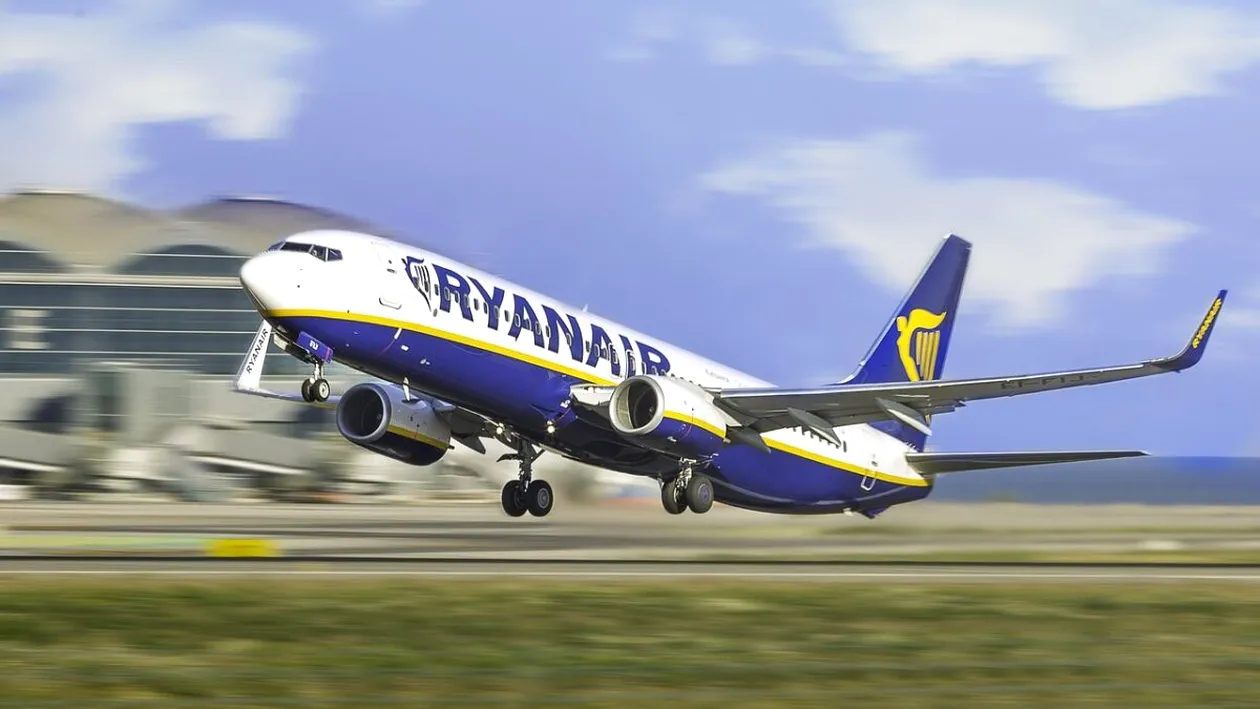 Incident șocant în timpul unui zbor Ryanair. Pilotul, nevoit să aterizeze de urgență după ce un pasager beat ar fi încercat să deschidă ușile de urgență în aer