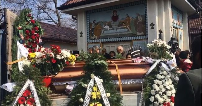 Primele imagini de la înmormântarea femeii ucise de soț și a celor doi copii ai ei! Rudele n-au avut curajul să lase sicriele deschise