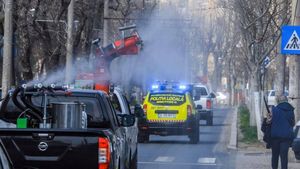 Primăria Sectorului 4 continuă și în weekend campania de dezinfecție a scărilor și aleilor de bloc, a locurilor de joacă și a spațiilor verzi