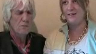 VIDEO O tanara de 22 de ani i-a furat iubitul bunicii sale!