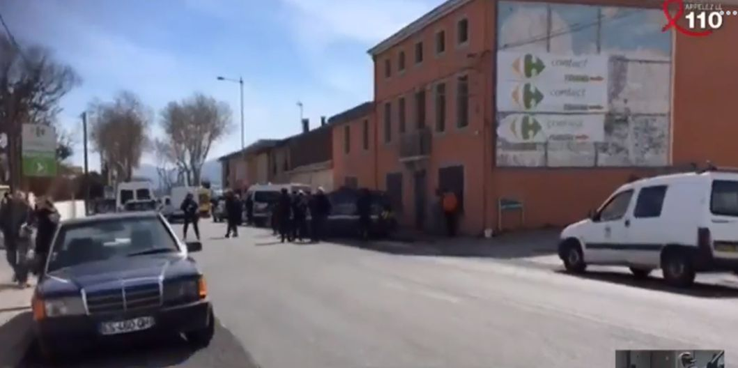 Ultimă oră! Luare de ostatici și focuri de armă într-un supermarket din Franța. Doi morți și 10 răniți