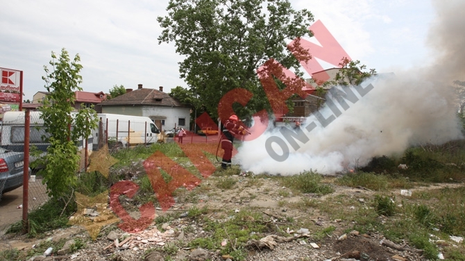 FOTO Un barbat a dat foc unor gunoaie chiar langa Kaufland