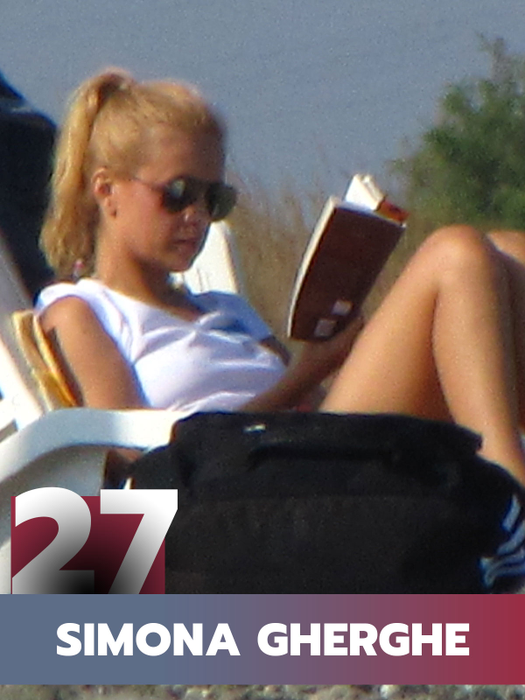 TOP 30 de vedete care nu s-au lăsat până nu le-au “savurat”. Corina Caragea, Adelina Pestriţu sau Daiana Anghel nu s-au putut abţine nici măcar pe plajă