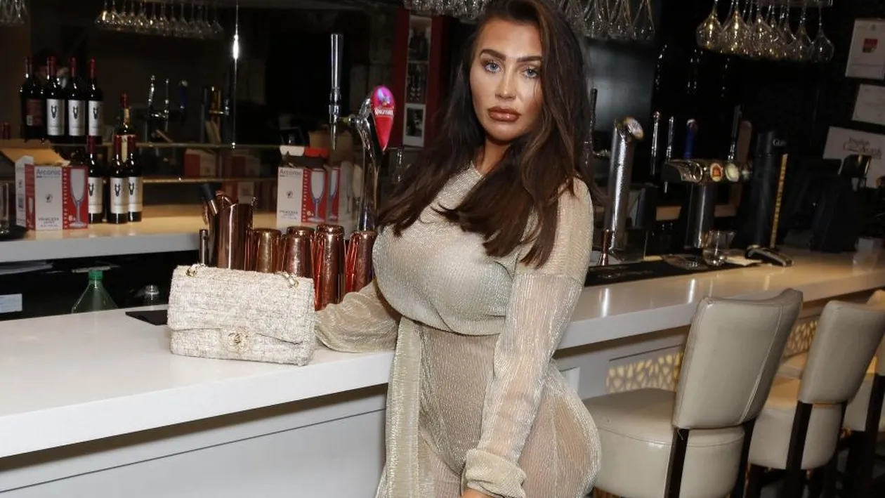 Lauren Goodger, apariție incendiară după ce a îmbrăcat o salopetă transparentă. Vedeta nu a purtat lenjerie intimă și s-a văzut tot
