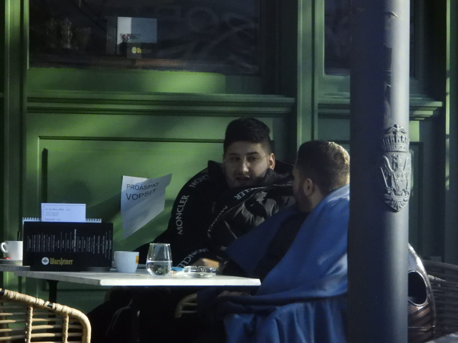Tăticul Gabi Oprea Jr și amicul lui, la o discuție