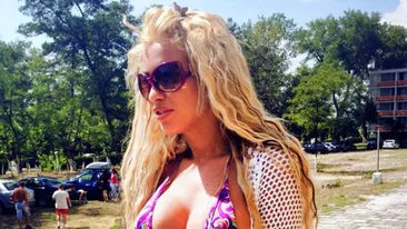 Cu acest costum de baie, Loredana Chivu a innebunit barbatii prezenti pe plaja! Asistenta TV nu s-a sfiit si si-a aratat formele