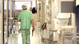 Fetita de 8 ani, in coma dupa ce a fost lovita cu oglinda de o masina