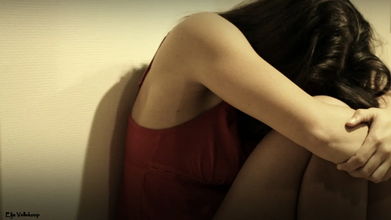 Caz şocant! O tânără de 16 ani a fost VIOLATĂ de 90 de bărbaţi în două zile