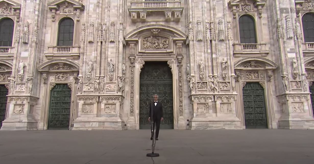 Imagini răvășitoare! Andrea Bocelli, concert uluitor în fața Domului din Milano, fără niciun spectator. Mesajul artistului a făcut înconjurul lumii