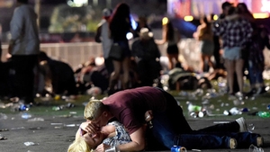 Bărbatul din fotografia-simbol de la atentatul din Las Vegas a fost identificat! 