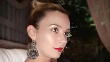 După ce a apărut cu kilograme în plus, DIANA DUMITRESCU pare să fi revenit la silueta care a consacrat-o! Imagini fierbinţi de la piscină!