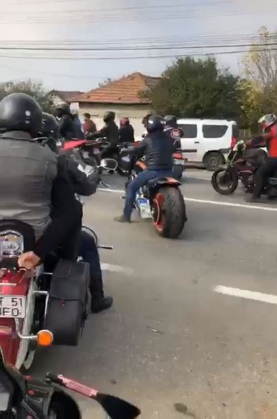 Adolescentul mort în cursa cu motocicletele a fost condus pe ultimul drum de zeci de motocicliști. Imagini cu un puternic impact emoțional | VIDEO