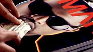 VIDEO Kanye West mananca dolari pe coperta revistei V Man!
