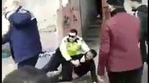 VIDEO. Poliția în acțiune, varianta Moinești! Cum a încercat un agent să imobilizeze un infractor