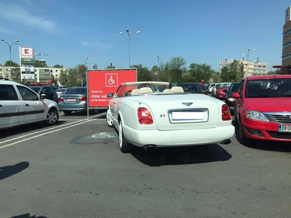 Un cunoscut multimilionar din Capitală și-a parcat Bentley-ul de 380.000 de euro pe locurile destinate persoanelor cu dizabilități