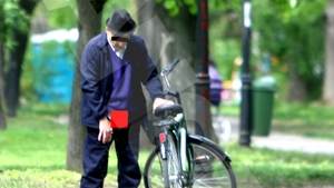 Revoltator! Uite ce face un batranel pe aleile parcului Herastrau in timp ce mamele isi plimba copiii