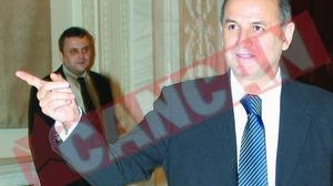 Ii arata cu degetul pe fostii membri ai CA