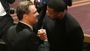 Leonardo DiCaprio, apariție neașteptată la Gala Premiilor Oscar 2026. Fanii au fost surprinși de aspectul actorului: „Pare afectat de criza vârstei mijlocii”