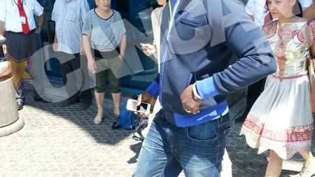 Akon a ajuns in Romania! Celebrul artist international a iesit din aeroport insotit de doua "gorile"!