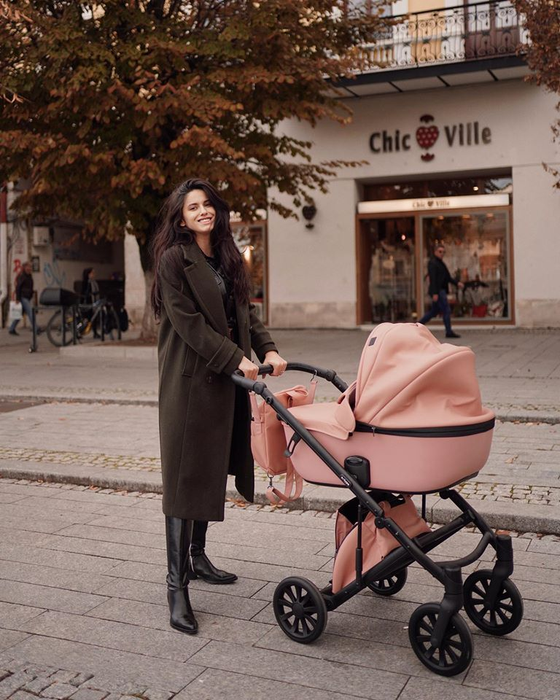 Fabulos! Cum arată abdomenul bloggeriței Ioana Grama la doar 12 zile după ce a născut