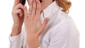 Telefoanele mobile pot provoca alergii